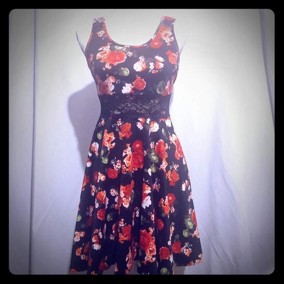 Wild Daisy Dresses & Skirts - 🌹Floral Dress
